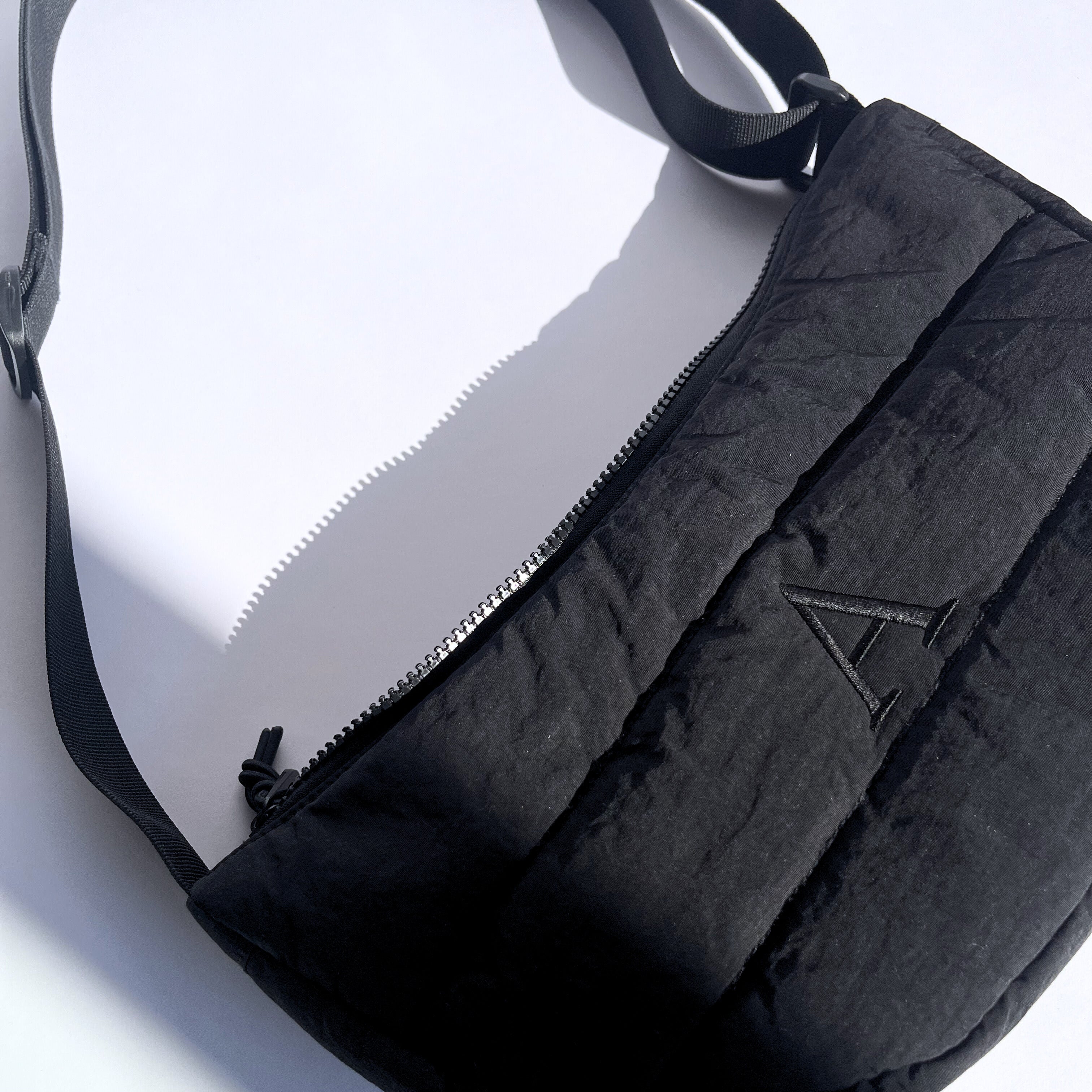 BORSA A TRACOLLA TRAPUNTATA